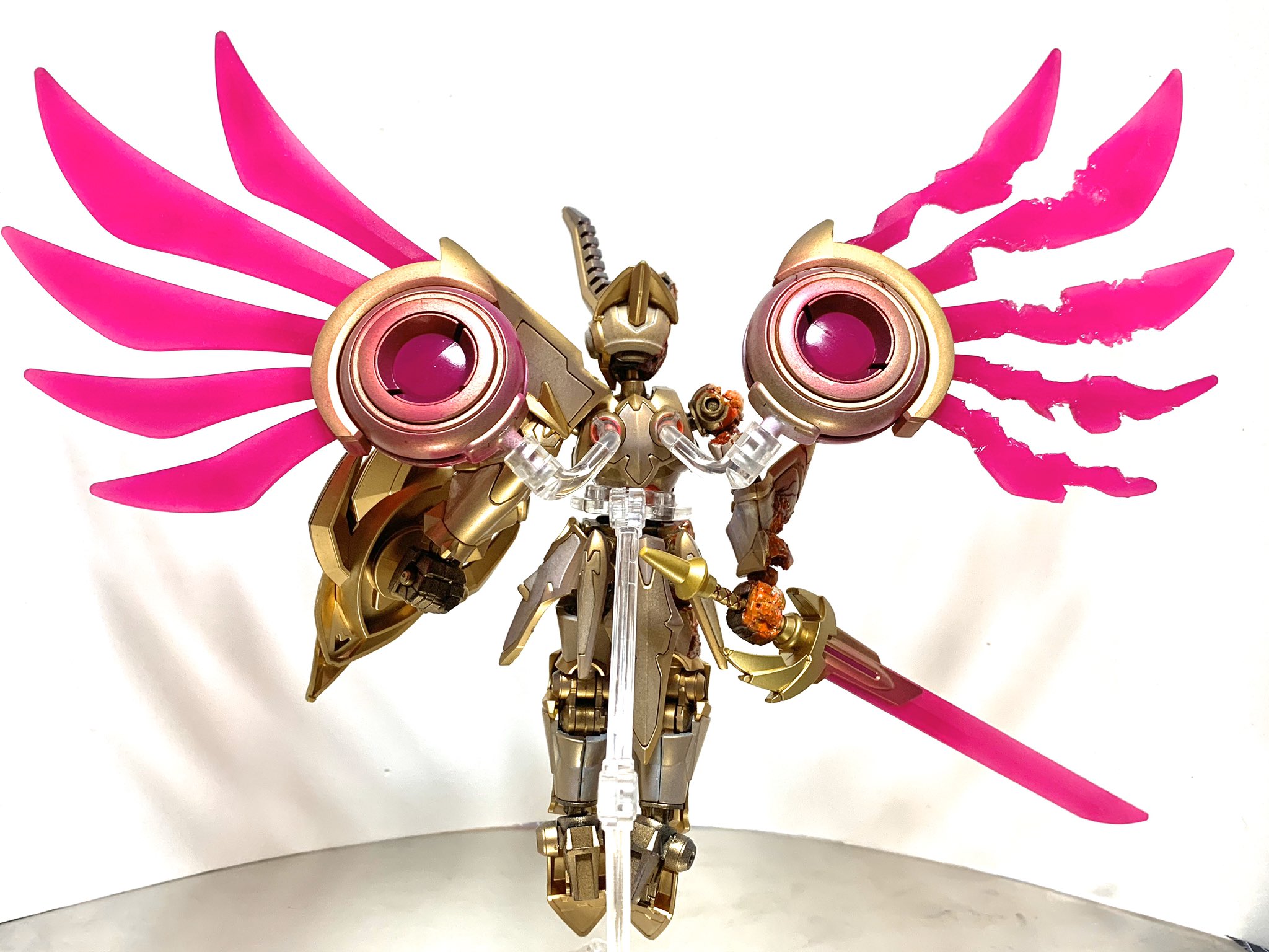 Tami Di Twitter Lbx ルシファー 半壊 セラフィックモード 完成しました 角度によって白いパーツがゴールドに変わったりします 溶けた装甲とヒビに力を入れました 4枚目はセラフィックウイングイメージ Lbx 半壊ルシファー ダンボール戦機 たみ改造