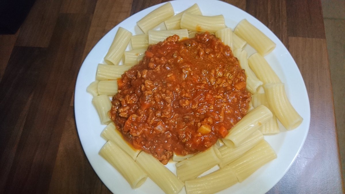 Bolognaise veganeUtilise une base de sauce tomate déjà prête  https://twitter.com/JeuDecide/status/1240362709365002240?s=19