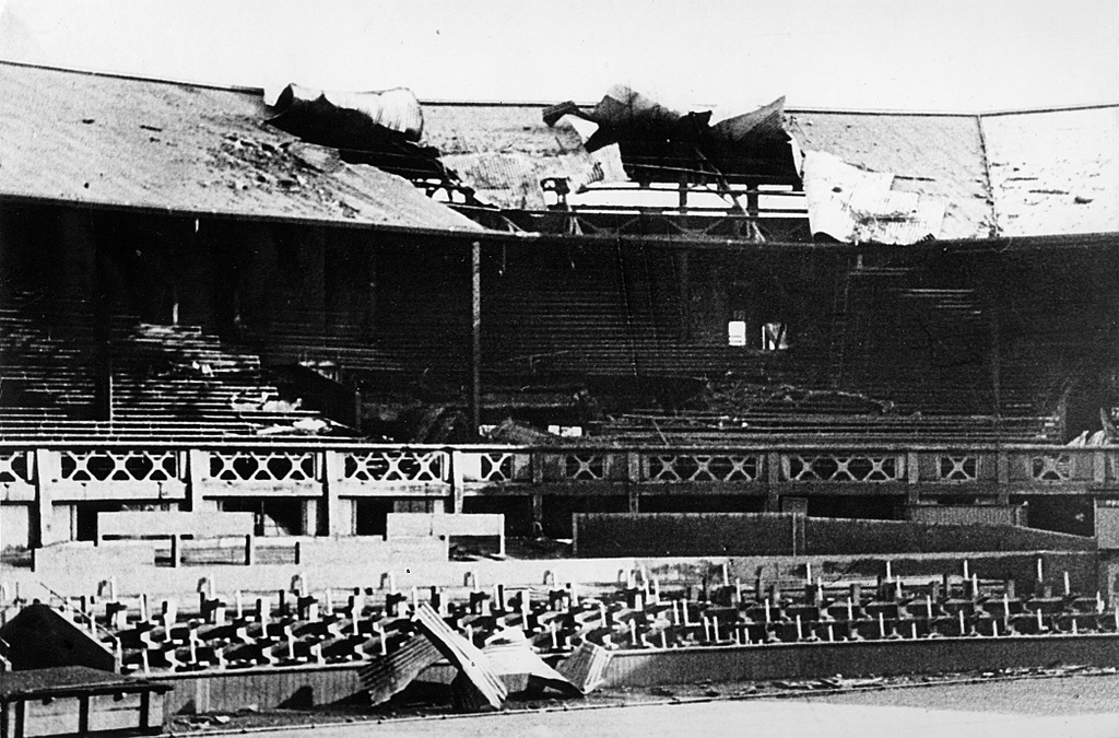 Over 1000 bombs fell on the Wimbledon area during the war, destroying over 14,000 homes. The Grounds were hit 16 times, with a bomb striking the Centre Court roof. Despite this, by summer 1945 tennis had recommenced & tournaments involving servicemen took place. 5/9 #Wimbledon
