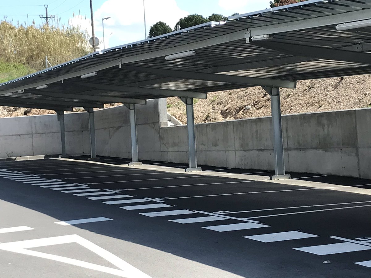 Marta_Sibina's tweet image. Les infermeres no som heroïnes. Som obreres. I ens passem 15 minuts buscant aparcament gratuït perquè la Direcció del nostre centre no vol pujar la barrera del parking que té places per totes.
El meu avi, que en pau descansi, diria: ‘Cornut i a sobre a pagar el deute’