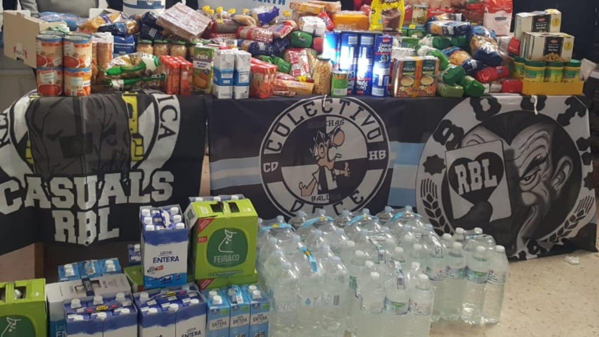Hoy, nuestro grupo junto <a href="/COLECTIVODOCE/">COLECTIVO DOCE</a> y @SouthFans1906 hemos donado más de 500kg de alimentos a la Coordinadora Linense Despierta para las familias más afectadas, toda ayuda es poca en estos momentos tan duros y difíciles, no nos pararán!!