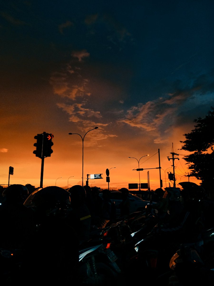 129sutan's tweet photo. Langit jakarta ngga pernah secantik ini!!! https://t.co/NVIhDzdsrK