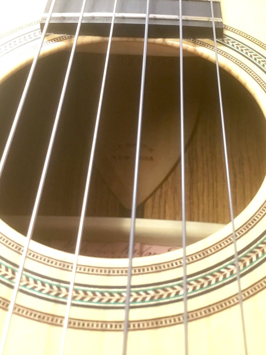 heartmanguitars's tweet photo. 【HMG Martin NEWS】
こんな時だからこそ…お家でポロポロ弾くのには、こんな子が良い！オーセンティックシリーズに新たに加わった #SIZE1 ナイロン弦の優しい調べに癒されたい…
チトお値段がって皆さん思いますよね…
もう少し買いやすい価格で作れないかなぁと妄想…じゃない構想します^_^
#Martin https://t.co/JQ6fpwC1X2