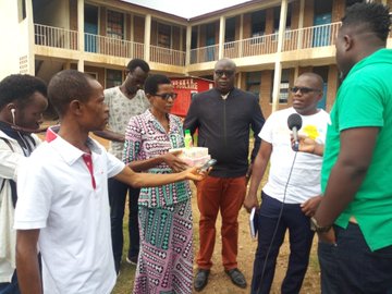 🔵Distribution des savons et des désinfectants dans certaines écoles de #Bujumbura par les anciens de @YALIRLCEA. Cette activité a été organisé par la section <a href="/Yali_Burundi/">YALI RLC Alumni Chapter of Burundi</a> en partenariat avec une ONG locale dans le cadre de lutter contre la propagation de #COVIDー19 au #Burundi.