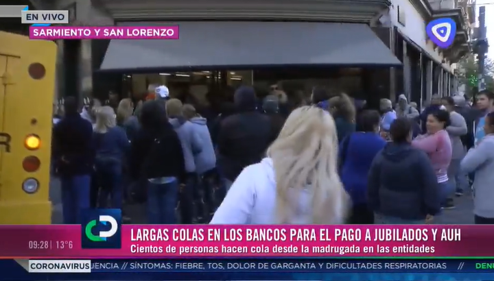 De12a14's tweet photo. ⚠‼#ANTICIPO! Largas colas en los bancos para el pago a jubilados y AUH: Cientos de personas hacen filas desde la madrugada en las entidades. https://t.co/diZH0SlYLp