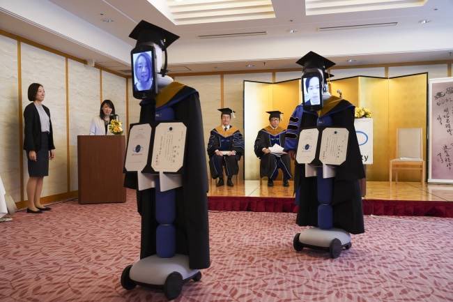 uschwering's tweet photo. #Japan Geht doch! Mit d. Avatar-Roboter „newme“ lassen sich nicht nur in Zeiten von #Coronavirus universitäre Abschlußzeremonien bequem von zuhause durchstehen. 
Hier Absolventen d. Online-Graduiertenkollegs „Business Break Through“ m. Dekan Omae. Glückwunsch! @Weltspiegel_ARD https://t.co/8Fth32u0rq