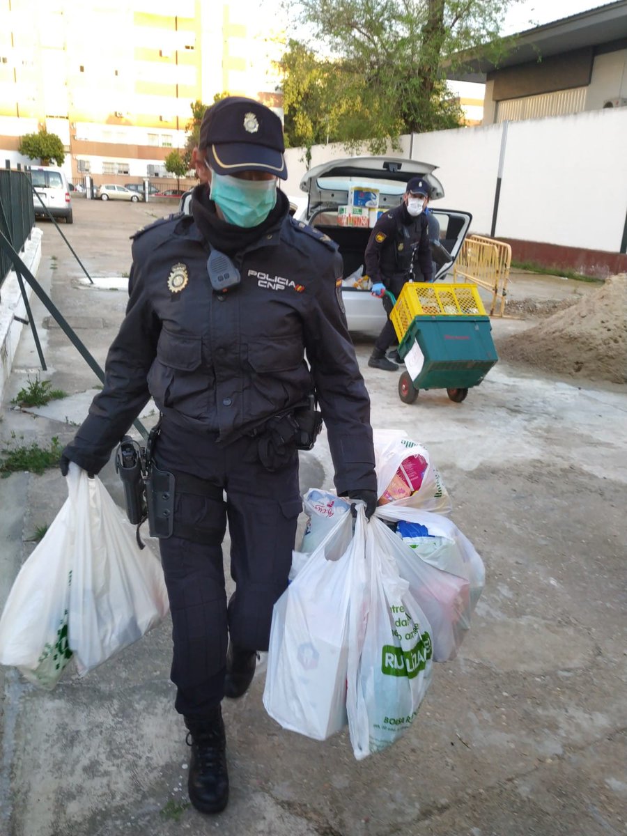 policia's tweet photo. Los Scouts de #Sevilla nos llamaron pidiendo ayuda y les echamos una mano para llevar comida a quienes la necesitan en la barriada de la Oliva. 
👏🏻Muchas gracias a todos aquellos que estos días difíciles arrimáis el hombro💪🏻

#SomosTuPolicía #EsteVirusLoParamosEntreTodos https://t.co/0NyrP8ah5n