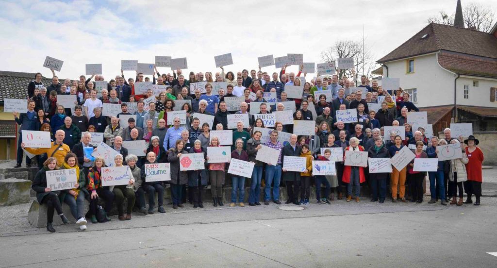 KlimaschutzCH's tweet photo. Der #Bundesrat hat heute entschieden, einen direkten #Gegenentwurf zur #GletscherInitiative auszuarbeiten! Wir begrüssen diesen Entscheid, werden den Gegenentwurf aber genauestens prüfen, sobald dieser vorliegt.
https://t.co/NAIZ0rtBVg https://t.co/JERtiq6hAE