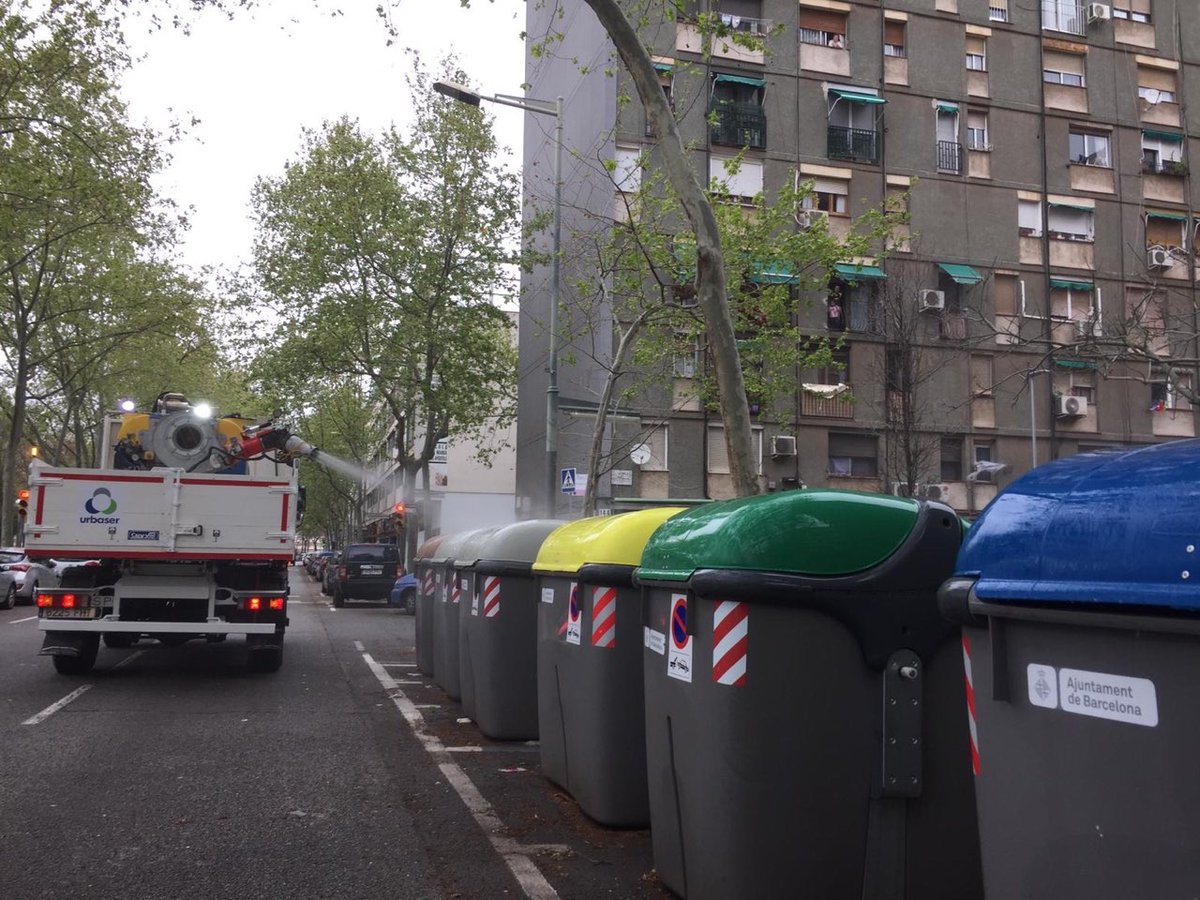 david_escude's tweet photo. Durant la #Covid19, la neteja és bàsica. Des de @BCN_Ajuntament centrem l'esforç en hospitals i mercats, i a @BCN_SantMarti estem desinfectant contenidors.
Ajuda'ns a mantenir el #BarriNet. La brossa, reciclada als contenidors, i recorda que la recollida de trastos està suspesa. https://t.co/MMUdLlXpsF