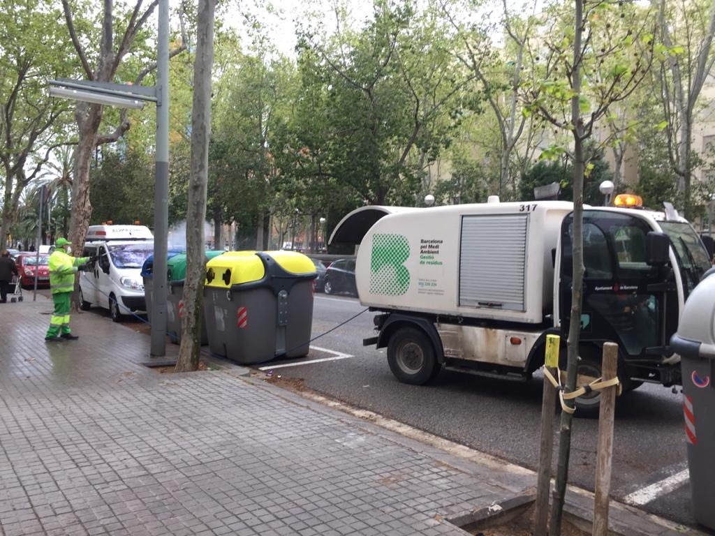 david_escude's tweet photo. Durant la #Covid19, la neteja és bàsica. Des de @BCN_Ajuntament centrem l'esforç en hospitals i mercats, i a @BCN_SantMarti estem desinfectant contenidors.
Ajuda'ns a mantenir el #BarriNet. La brossa, reciclada als contenidors, i recorda que la recollida de trastos està suspesa. https://t.co/MMUdLlXpsF