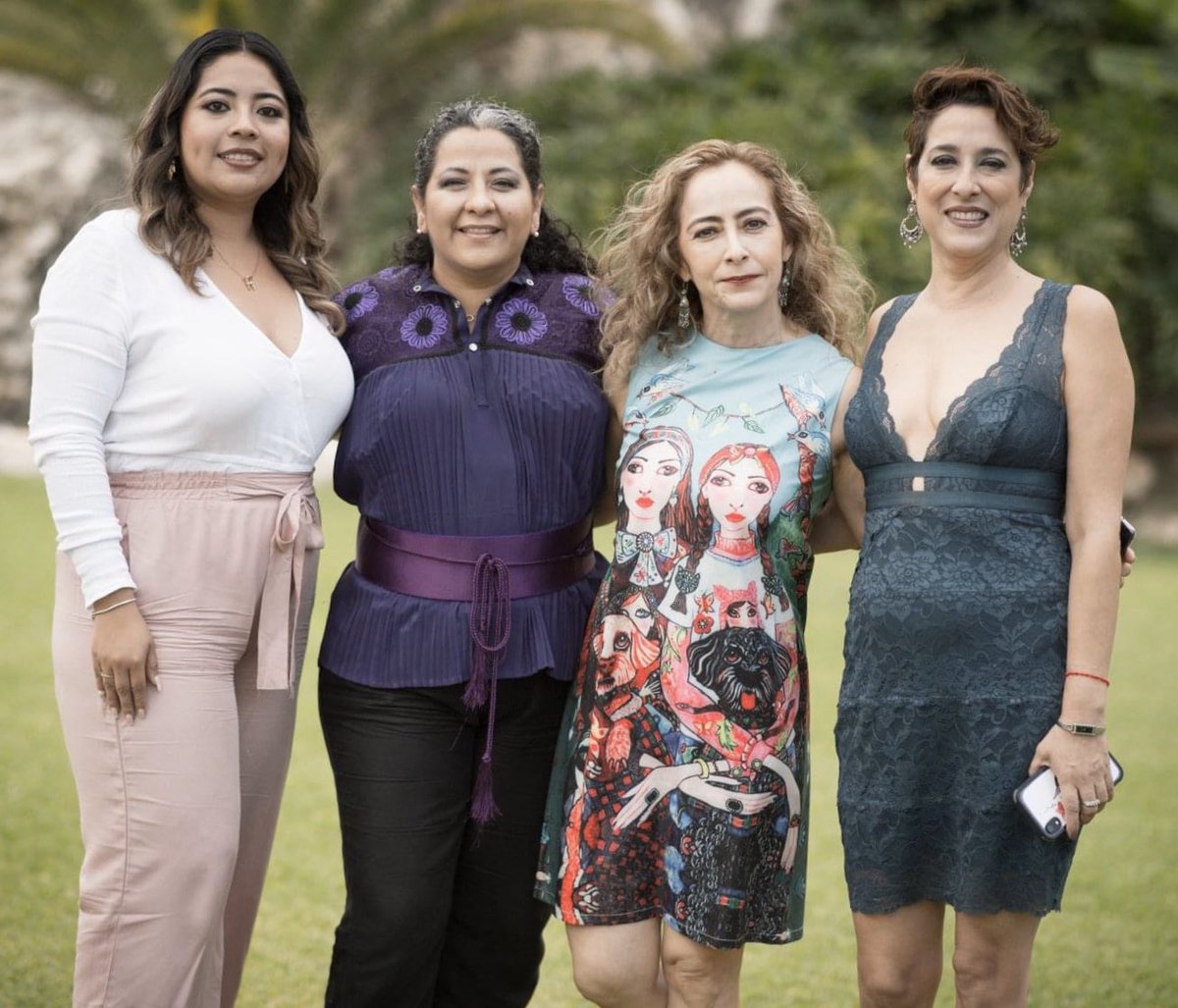 mvudoyra's tweet photo. Gracias @arq_Basy ! por tan lindas palabras en el panel y compartir con ellas una parte de ti en todas tus versiones con nosotros, te queremos❤️https://t.co/BEVuc0WBhP https://t.co/sq7vNCMFVH