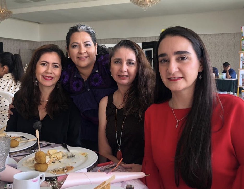 mvudoyra's tweet photo. Gracias @arq_Basy ! por tan lindas palabras en el panel y compartir con ellas una parte de ti en todas tus versiones con nosotros, te queremos❤️https://t.co/BEVuc0WBhP https://t.co/sq7vNCMFVH