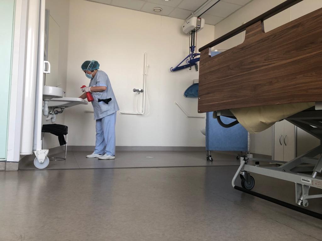 #COVID19fr #TousMobilises 
[Aux côtés de nos soignants : les agents de bionettoyage ] Ils sont en première ligne et permettent à l'ensemble du personnel de l'<a href="/HopPitieSalpe/">Hôpital Pitié-Salpêtrière AP-HP</a> <a href="/APHP/">Assistance Publique – Hôpitaux de Paris (AP-HP)</a> de travailler dans un environnement propre et de limiter ainsi la contamination par le virus. Merci