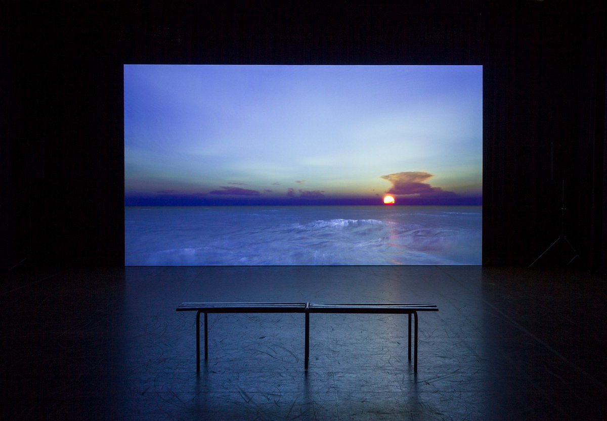 platformpost_'s tweet image. 'Ik hoop dat dit werk in deze vreemde en moeilijke tijden wat troost kan brengen en dat je met je dierbaren nog steeds naar de zonsondergang kunt kijken.' Check de livestream van het werk Eternal Sunshine van Thijs Linssen op de website! #linkinbio #digitalekunst #livestream #zon