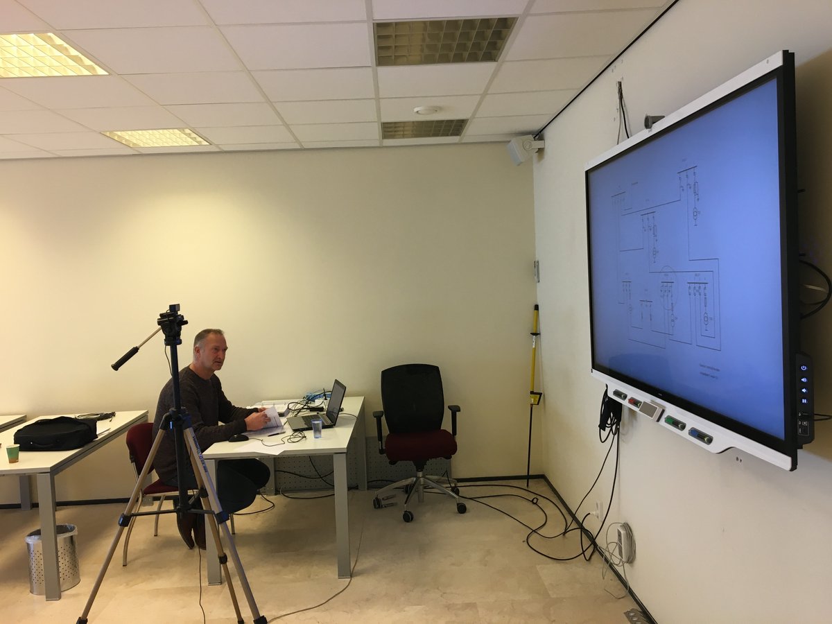 We zitten voorlopig in een onzekere periode vanwege het #coronavirus. Voor veel⚡(elektro)technici gaat het werk ‘gewoon’ door. Wij helpen ze #online via onze 💡nieuwe #smartboards! Net als bij een klassikale les kunnen deelnemers gewoon reageren🎤 en vragen💬 stellen. #cursus