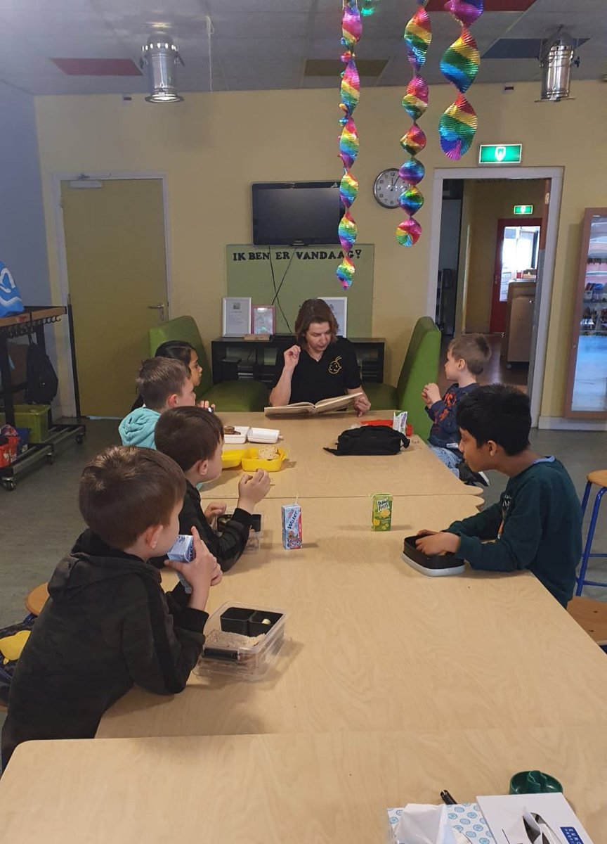 Bij TSO De Vlinder van #KomKids las juf Linda als vanouds voor aan de kinderen onder het eten. Al waren het nu bijna allemaal oudere kinderen. Momenteel verzorgen de TSO medewerkers namelijk zowel het eetmoment als het buitenspelen. En na het eten lekker naar het plein!