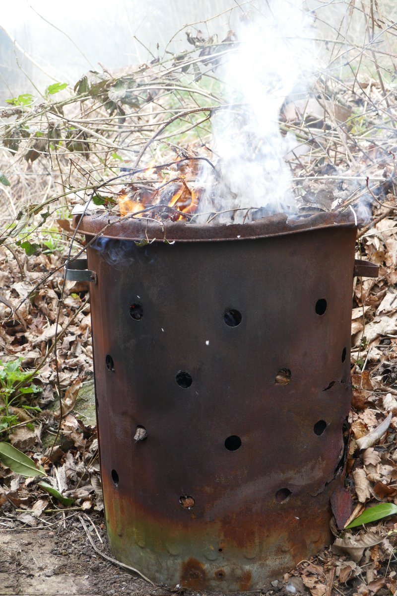 TheLengthsman's tweet image. If Bins are the light that will lead us through this darkness then here is my #Finalentry #Bincommunity 
My flaming bin 😊
#incineratorbin #smokegetsinyoureyes 😖