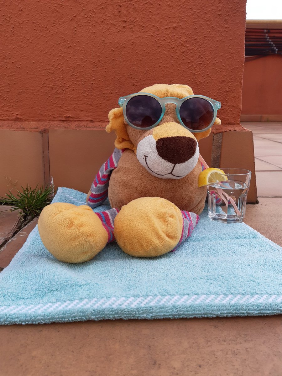 03Rolin's tweet photo. El lleó Simó sap que avui és divendres, inici de "vacances" i no vol desaprofitar l'oportunitat!😎🥤
De pas, us recorda que us troba mooolt a faltar i que sapigueu que tot anirà bé 🌈
#JEStGervasi #totaniràbé #llar https://t.co/8rrWmtEhNO