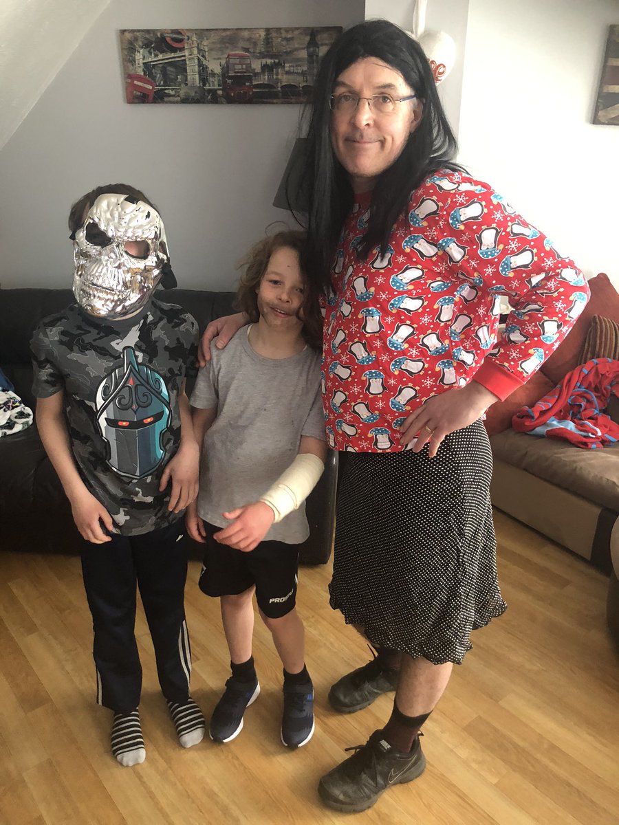 brasheraterg's tweet photo. @thebodycoach @YouTube We were training in Aylesbury with Mini Joe and done other weirdos! #FancyDressPEwithJoe  The Thomas Family https://t.co/fjWfSmgxAY