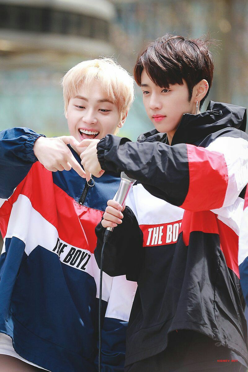 here& #39;e a thread of sunhak pics y& #39;all never knew u needed