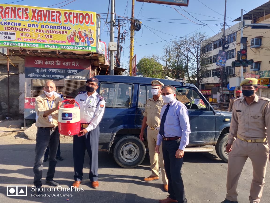 neelesh18574's tweet photo. When calamity of this magnitude hits the mankind,there are always few brave men who work tirelessly for us.  UP Police leading from the front. On behalf of SBI Lucknow Main Branch and it’s staff, we distributed 100 Milton and 2000 electral packets as our small contribution. https://t.co/pjcu6rwM1r