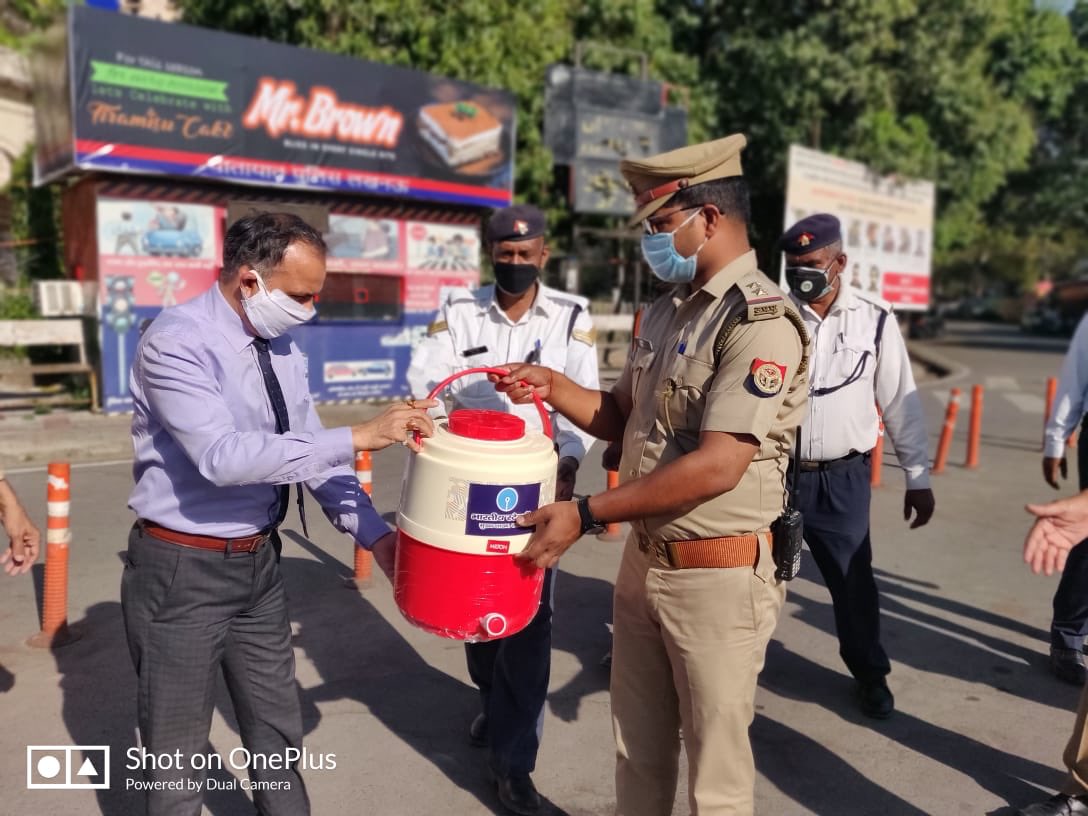 neelesh18574's tweet photo. When calamity of this magnitude hits the mankind,there are always few brave men who work tirelessly for us.  UP Police leading from the front. On behalf of SBI Lucknow Main Branch and it’s staff, we distributed 100 Milton and 2000 electral packets as our small contribution. https://t.co/pjcu6rwM1r