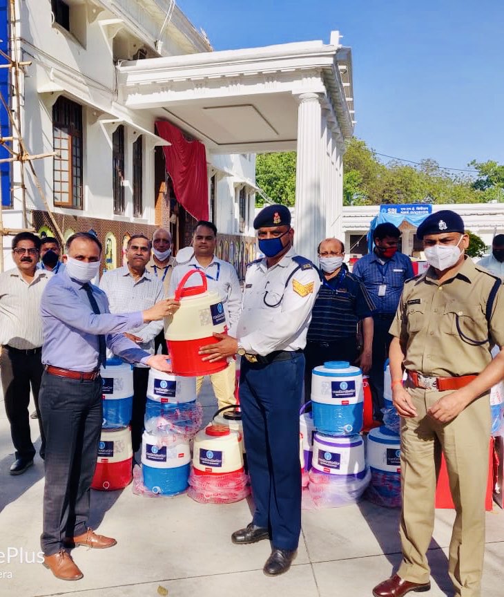 neelesh18574's tweet photo. When calamity of this magnitude hits the mankind,there are always few brave men who work tirelessly for us.  UP Police leading from the front. On behalf of SBI Lucknow Main Branch and it’s staff, we distributed 100 Milton and 2000 electral packets as our small contribution. https://t.co/pjcu6rwM1r