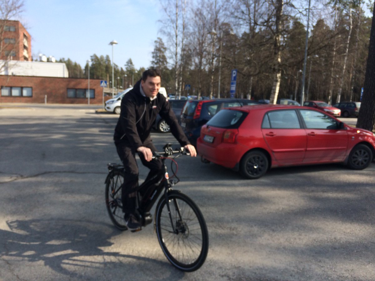 valpastin's tweet photo. "Olen pyöräillyt jokaiseen työvuoroon", kertoo Hämeenlinnan keskussairaalalla työskentelevä #sähköpyörä'kokeilija Harri Vartiainen. https://t.co/nkjOyqzUzW
@KantaHameenSHP
 #uusityömatka #tervettämenoa #kevät #työmatkaliikunta https://t.co/UaD7x52rgM