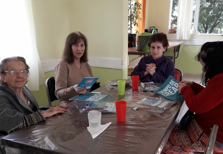 SubPSC_PBA's tweet photo. Pusimos en marcha el programa #TiempoDeCrear y comenzamos a entregar los Cuadernillos Lúdicos de Emergencia a los Hogares de Adultos Mayores de la Provincia.

👉🏼Más información en https://t.co/NDxoA0f5DR https://t.co/l8Jz5IsREf