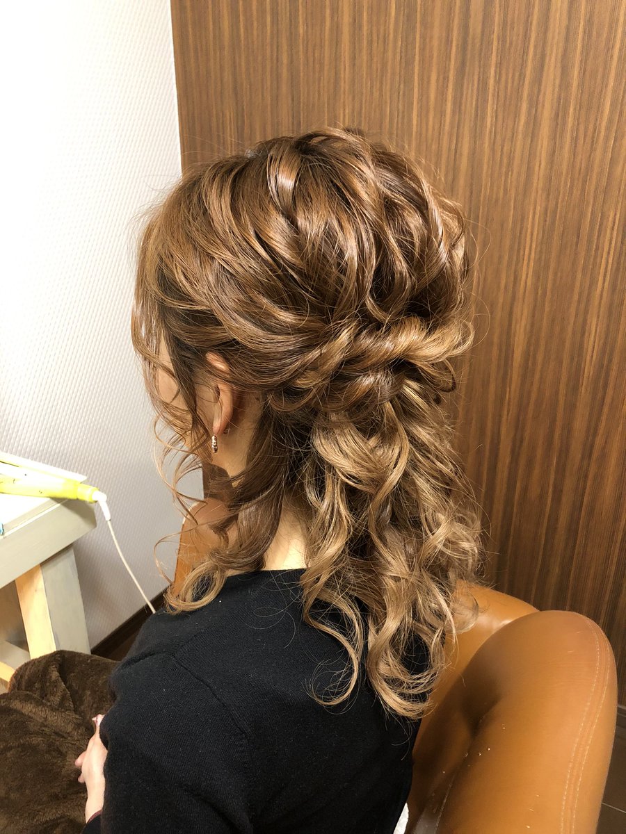 岡山セットサロングレージュです✂︎
Twitter始めてみました✨
どうぞ、
宜しくお願い致します🤲

ハーフアップスタイルです✨
くしゅくしゅっとルーズ感出すのがポイントです💓