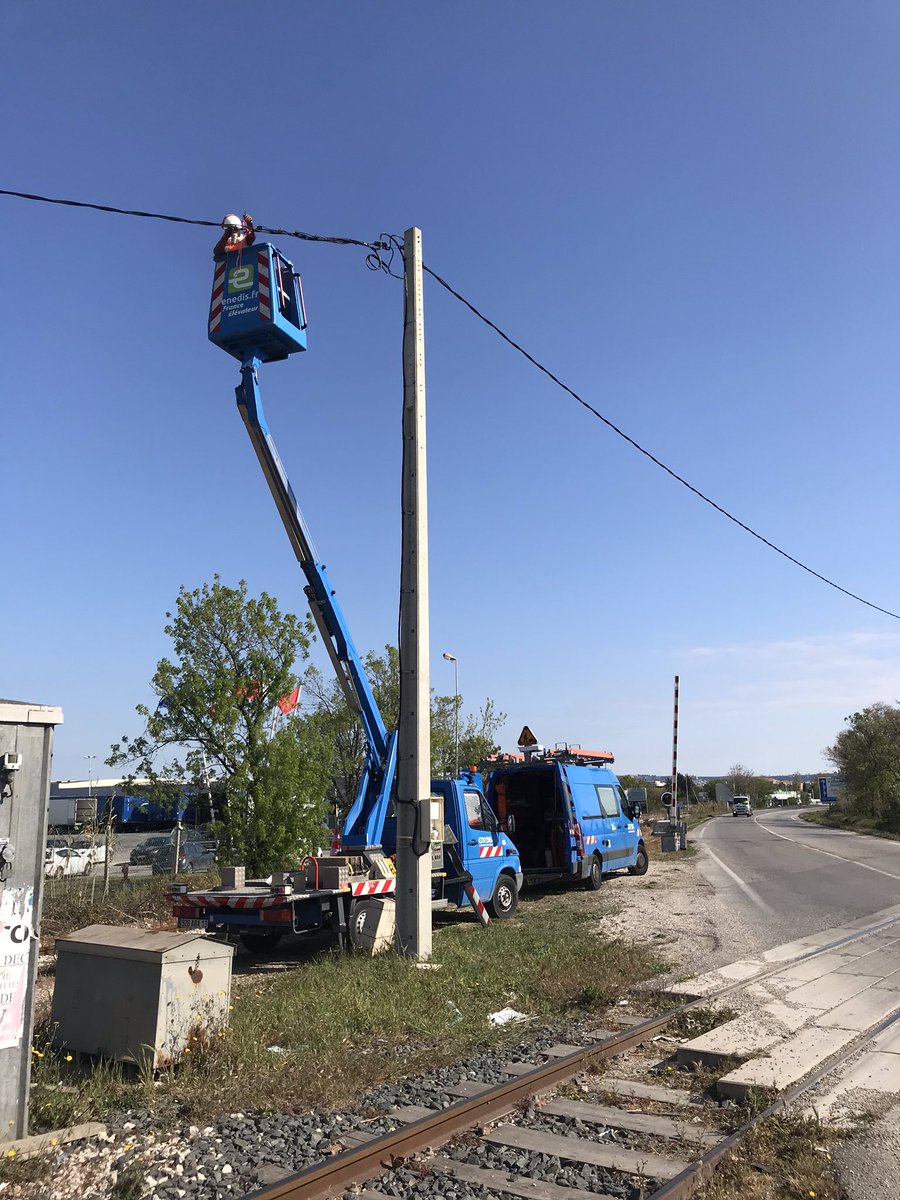 #ServicesEssentiels 🔧👨‍🏭Julien notre #herosduquotidien est à #Marignane pour la maintenance d'un concentrateur qui reçoit les infos du client et les transfère au SI <a href="/enedis/">Enedis</a> @CompteurLinky  Nos équipes sont sur le terrain en toute sécurité #ServicePublic #SolidariteCOVID19