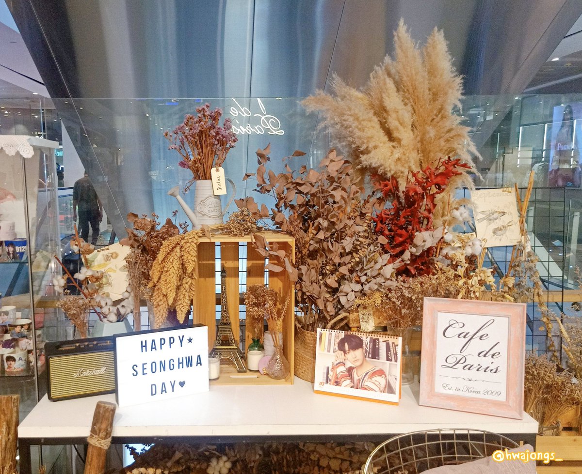hwananas's tweet photo. Hwa-nana X Cafe de Paris 🌸

@ATEEZofficial
@980403day
#HWA0403DAY
#봄의_빛나는별_성화야_생일축하해 
#Always_Our_Star_Seonghwa https://t.co/Gp73rkLGPb
