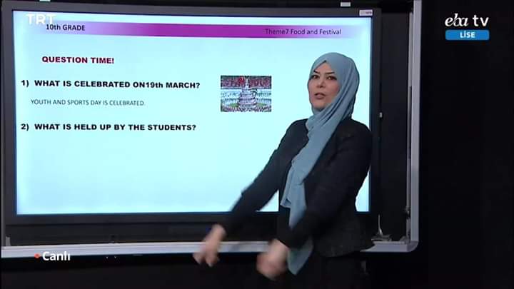 MEB EBA'da İngilizce dersi... 19 Mayıs yerine 19 Mart diyor. Üstelik kutlanan bayramın adını da yanlış veriyor. Liyakat diye bir sözcük vardı sözlüklerde...