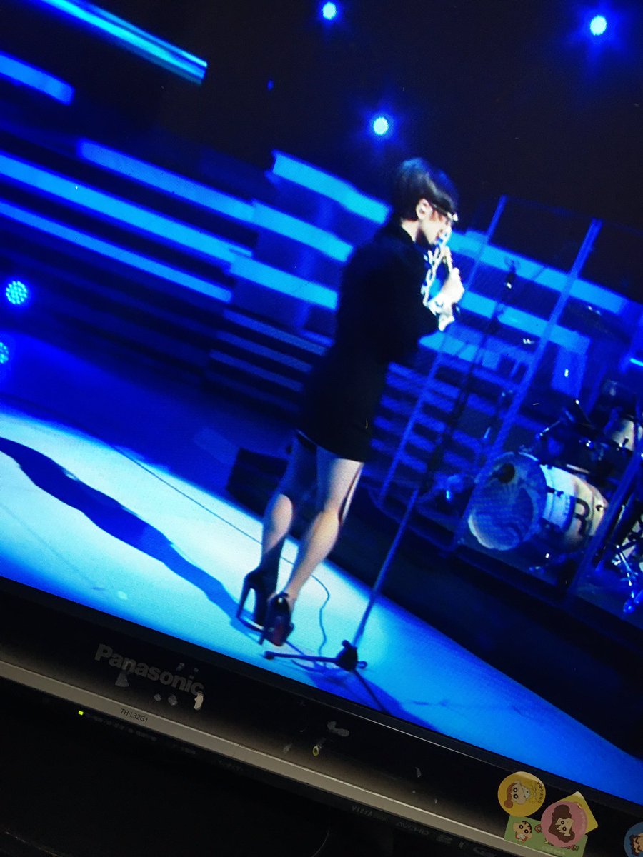 里見梨 V Twitter 不惑過ぎの人の御御足じゃない 綺麗すぎる 椎名林檎