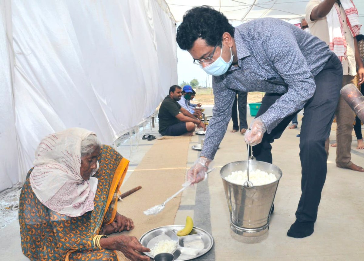 sonmonib5's tweet photo. Only with karuṇā (करुणा compassion ) , 
we can win over Corona ! Let's heal the world.
Today at #Relief camps and control centre in #Raipur !
#IndiaFightsCorona @LabourMinistry @IASassociation #COVID2019india #corona #chhattisgarh #health #labour #migrantworkers @ChhattisgarhCMO https://t.co/ANB0GRvCWD