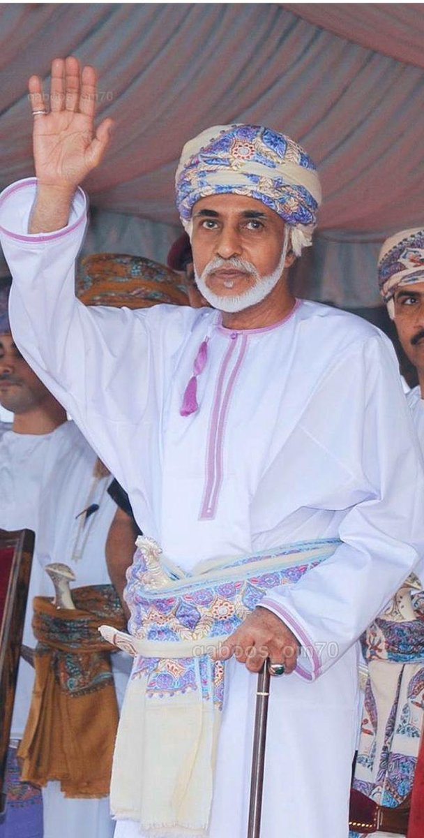 ••
 #قابوس_بن_سعيد
ما غاب عنّا وإِن وارتهُ أَتربةٌ
فالرُّوح ترثيهِ أما القلبُ مثواهُ ❤️  
••