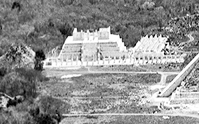 3/6 The structure known as the Temple of the Warriors in the upper left had been completed in 1928 by the Carnegie Institution. That's no help. Let's focus on the  #ChichenItza's pyramid El Castillo, which very clearly is in mid-consolidation/reconstruction.  #DatingGame