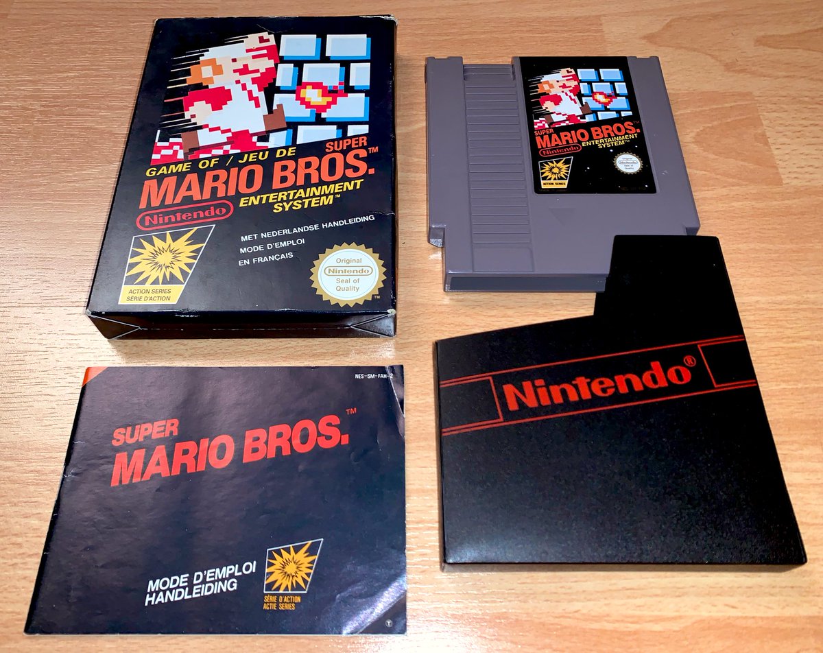 Super Mario Bros. (NES, 1987) Commençons par le classique des classiques : mon tout premier jeu vidéo, avec ma toute première console.Ce que vous voyez sur ces photos, c’est mon cadeau de Noël 1992, j’avais 6 ans et ça a changé ma vie à jamais. Et j’étais déjà soigneux… :)