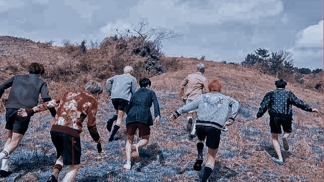 𝐡𝐚𝐢𝐫 𝐜𝐨𝐥𝐨𝐫𝐬: WE NEED MINT YOONGI. & maybe jimin in orange hair because it was . & maybe tae with red hair. & jin with blonde. & for god’s sake, jk with silver hair. hobi in black & maybe joon in pink. basically the run era.(this was very unnecessary)