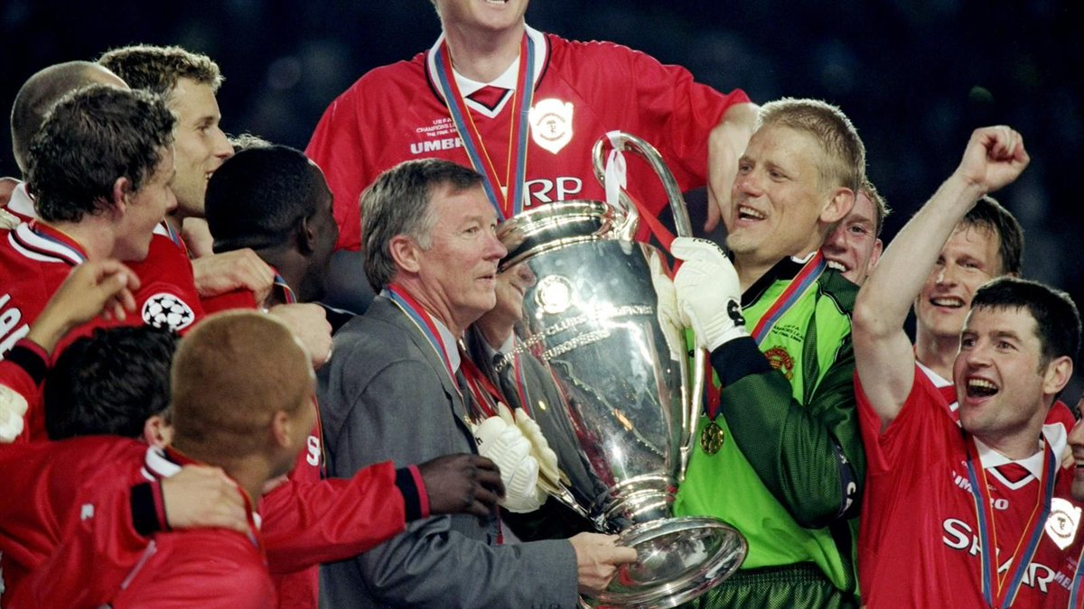 Manchester enchaîne 5 titres de Premier League en 10 ans dans les années 1990, aucun pour Liverpool.En 1999, MU gagne sa 2e CL et réalise le triplé en devenant la seule équipe anglaise à le faire.Ferguson se voit anoblir par la Reine Elisabeth II et prend l'appelation "Sir.".