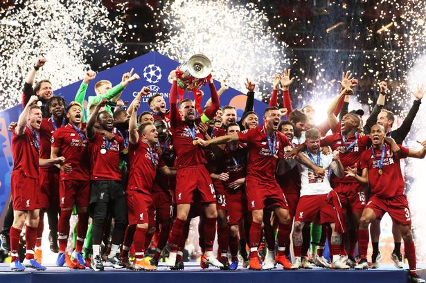 Pendant ce temps de 1990 à aujourd'hui, Liverpool n'a rien remporté comme titre de champion, mais gagne tout de même en Europe, la ligue des champions en 2005 et 2019.Liverpool est le club anglais avec le plus titré dans cette compétition (6), tandis que Man United en est a 3.