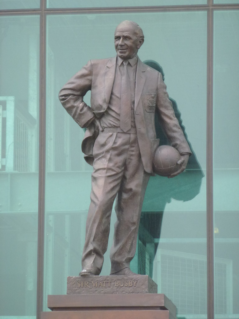 La rivalité sportive commença dans les années 60 à l'époque du manager de Liverpool, Bill Shankly.Le titre de champion de Liverpool en 1964 est le déclenchement des hostilités, Liverpool domine le royaume et le départ de Sir Matt Busby va sérieusement affaiblir Manchester United
