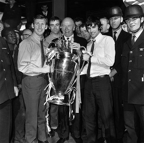La rivalité sportive commença dans les années 60 à l'époque du manager de Liverpool, Bill Shankly.Le titre de champion de Liverpool en 1964 est le déclenchement des hostilités, Liverpool domine le royaume et le départ de Sir Matt Busby va sérieusement affaiblir Manchester United