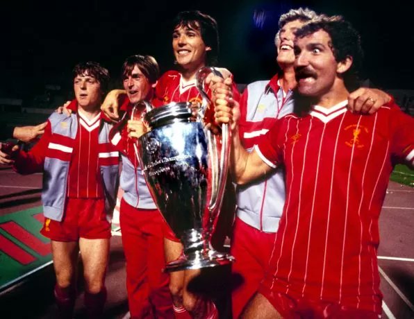 De 1969 à 1986, Manchester United enchaîna 7 entraîneurs en 17 ans (dont le retour de Busby pendant 1 an), tous vont échouer à ramener United au sommet (0 titre de champ. et 0 CL)Au même moment Liverpool domine l'Europe et l'Angleterre (ils auront 3 CL et 9 titres de champion).