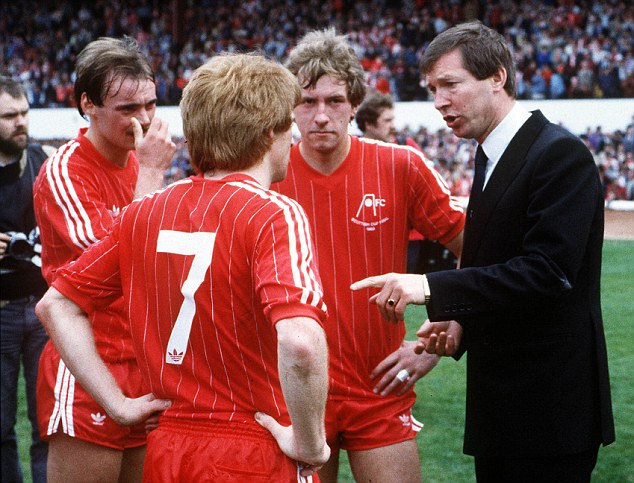 United voyant le rival tout rafler, renvoie Ron Atkinson et fait appel le 6 Novembre 1986 à l'écossais Alexander Chapman Ferguson âgé de 44 ans, entraîneur de Aberdeen avec qui il a eu beaucoup de succès notamment une C2 en 83 contre le Real Madrid.