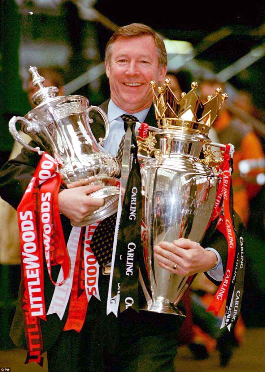 Manchester enchaîne 5 titres de Premier League en 10 ans dans les années 1990, aucun pour Liverpool.En 1999, MU gagne sa 2e CL et réalise le triplé en devenant la seule équipe anglaise à le faire.Ferguson se voit anoblir par la Reine Elisabeth II et prend l'appelation "Sir.".