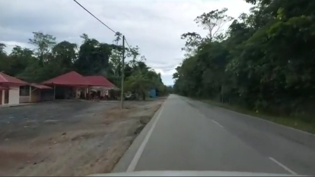 jp_hanum's tweet photo. Hebahan Perintah Kawalan Pergerakkan (PKP) Di sekitar Merapoh...Sayangi diri,Sayangi Keluarga dan Sayangi Negara...bersama2 berjuang memutuskan Rantaian COVID19 ...
#phgkoi
#cmsph
#JabatanPenerangan
#KKMM
#april2020
#StayAtHome https://t.co/LNJPqUrxBa