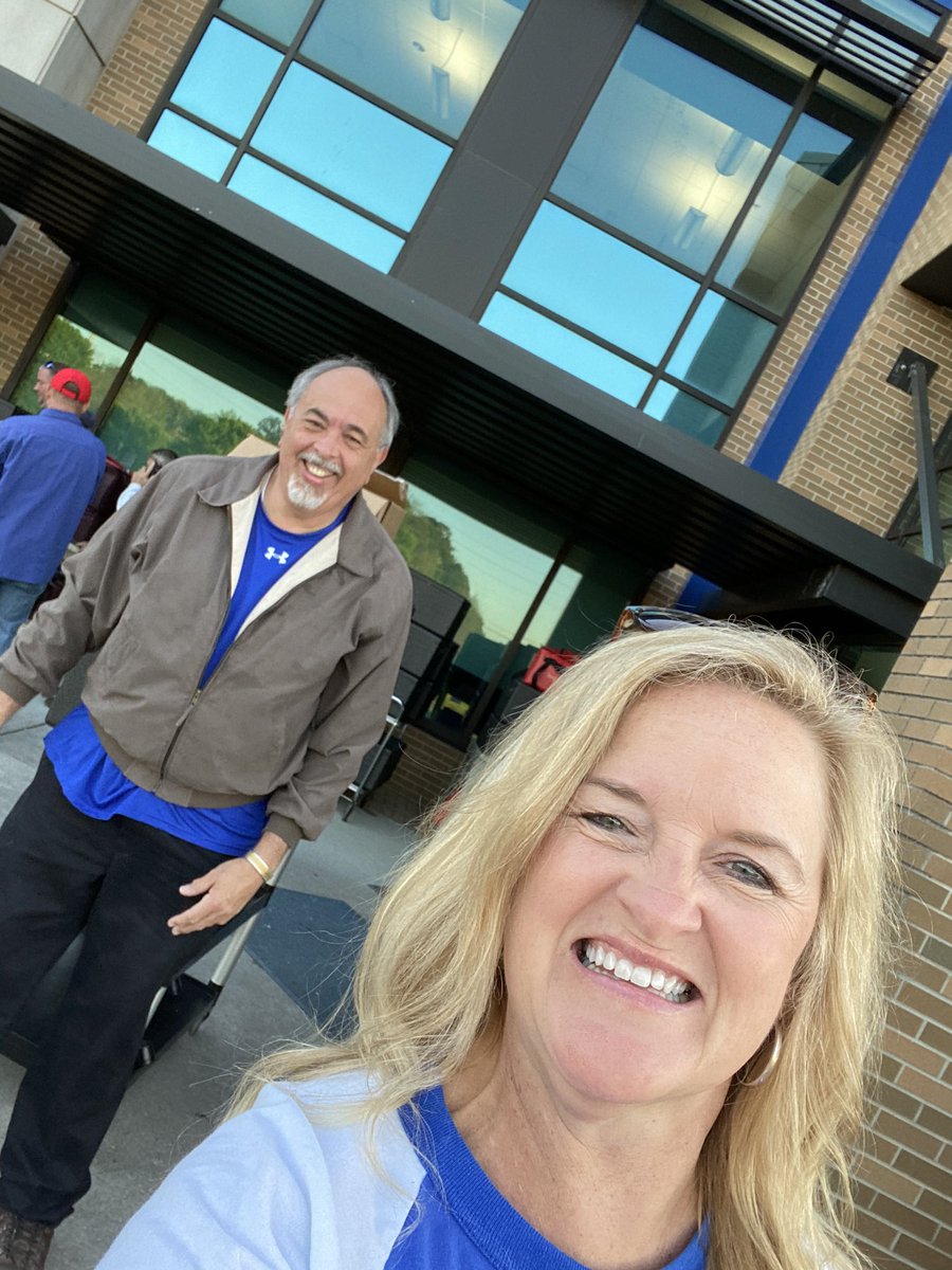 RondaPhillips's tweet image. #CCSAtHomeLearning 
Another great week of handing out food to families !