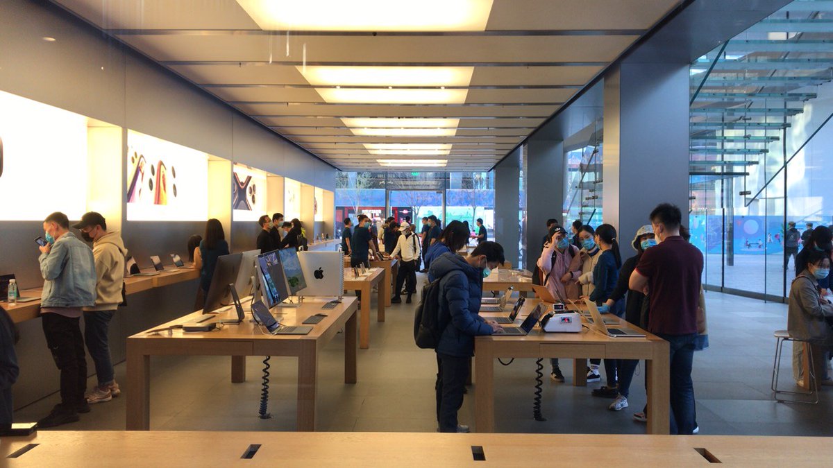 ...the largest crowd I’ve seen in months (see left), and the Apple store, as usual, is seeing more and more customers (se right). Except for these, food shop, and cafes, however, most of the other shops were open but still empty. I did see an occasional customer in one or two...