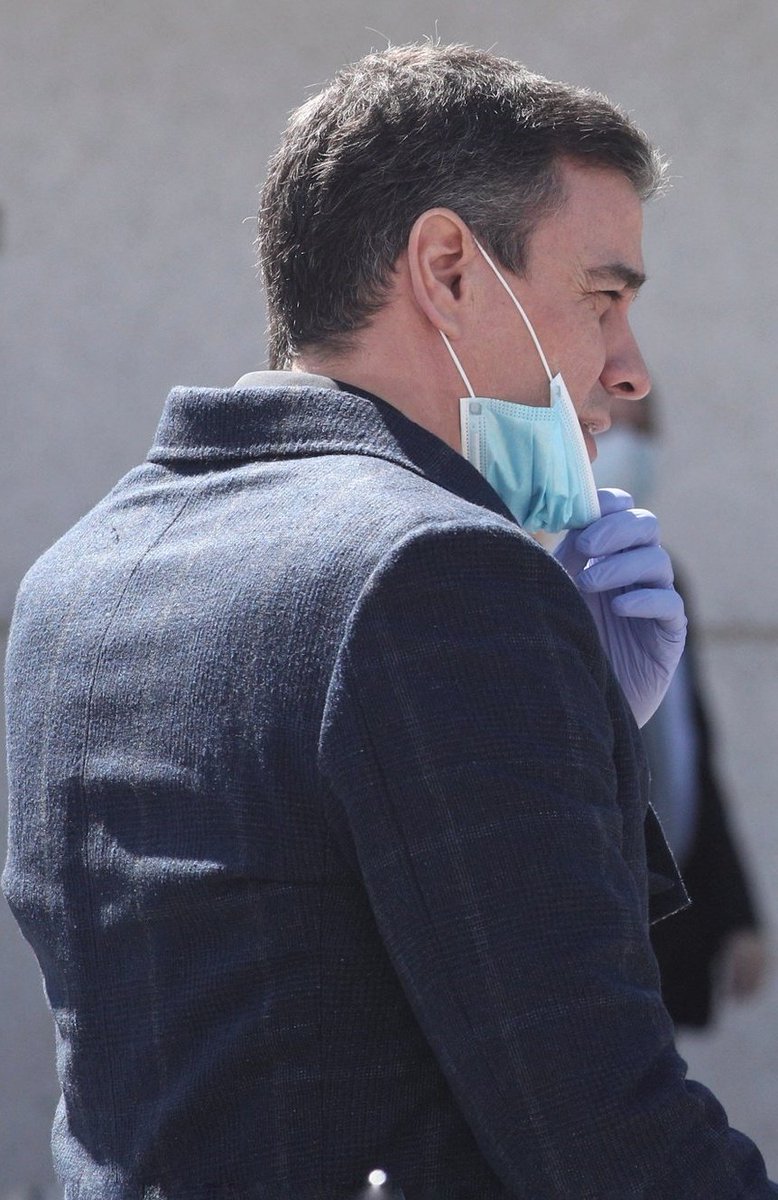 Si los guantes están infectados, ahora lo está la mascarilla por dentro.

Estupendo.